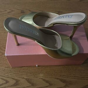 BRAND NEW! Gold heels from Amazon
